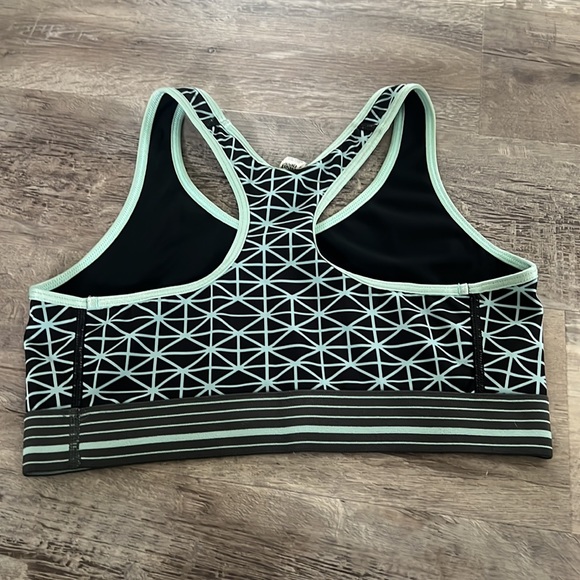 Under Armour women’s sports bra size M - Picture 2 of 3